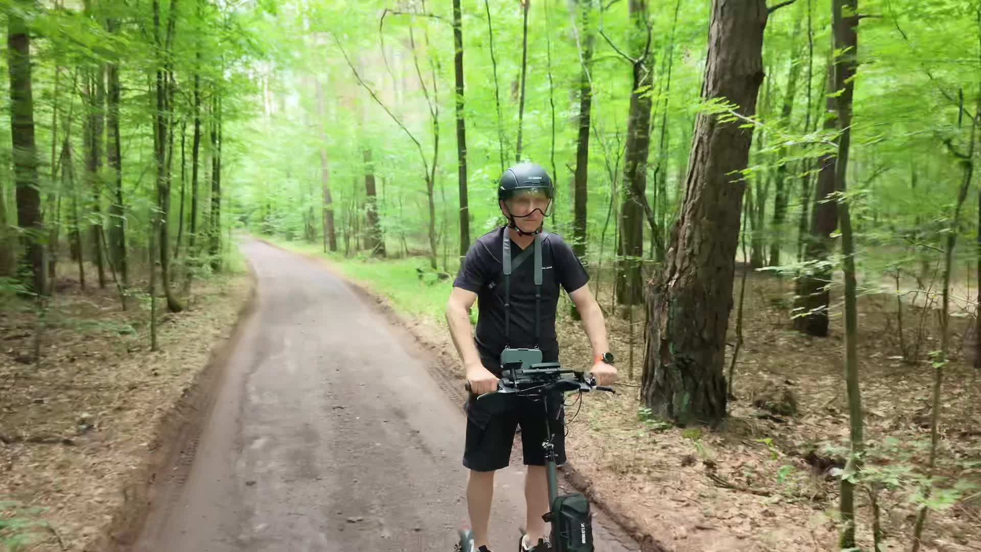 EL TRIKE na leśnej drodze